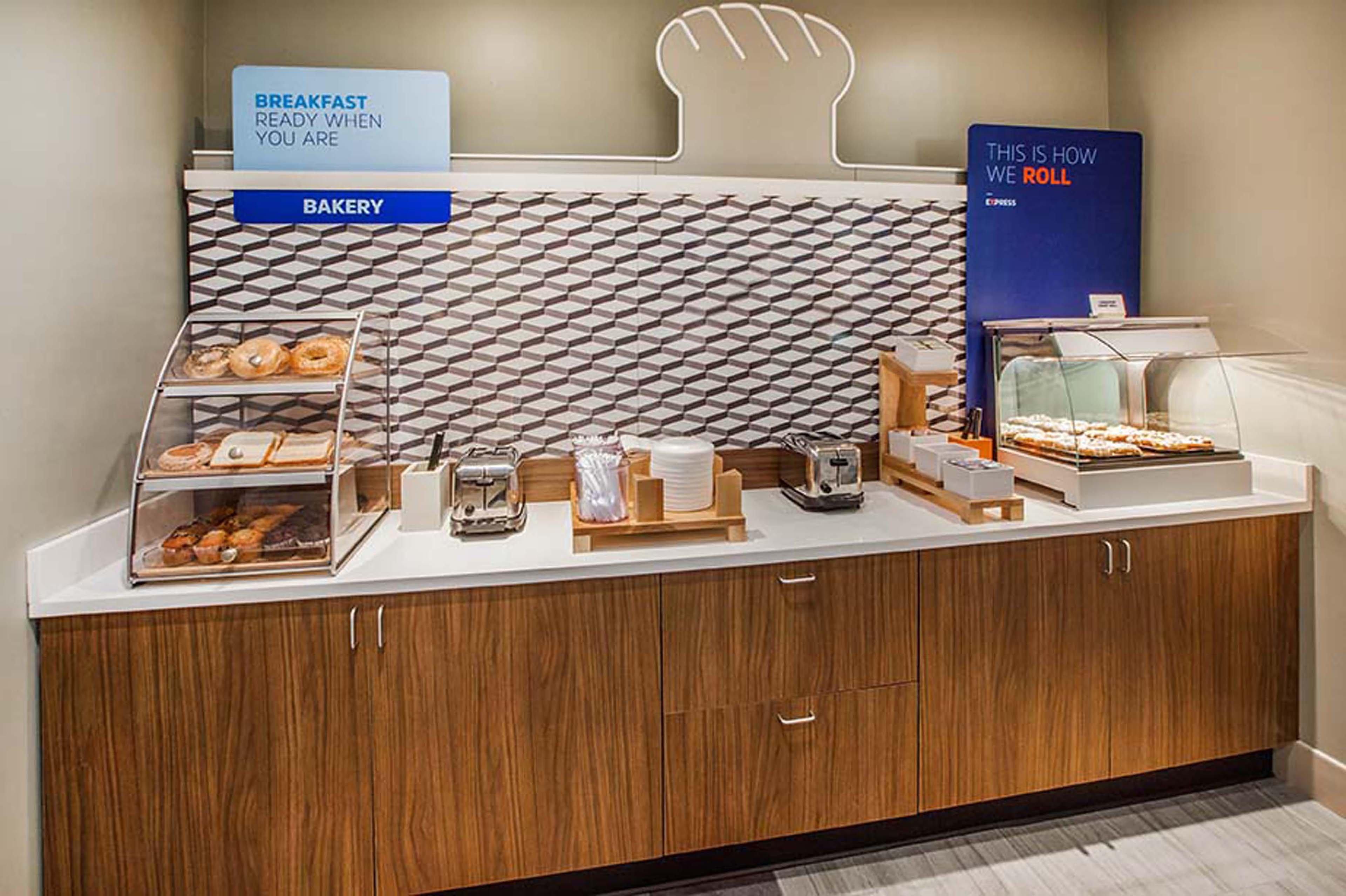 Holiday Inn Express Ontario By Ihg Creekside Exterior foto